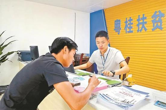 羅湖區(qū)消費(fèi)幫扶中心華潤(rùn)萬(wàn)家蓮塘店揭牌運(yùn)營(yíng)，助力勞務(wù)服務(wù)與區(qū)域發(fā)展